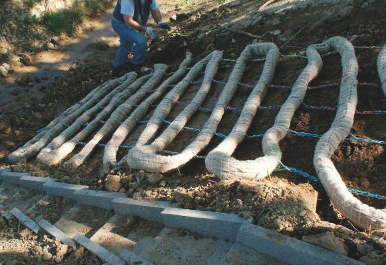Po pierwszym ulewnym deszczu bezpośrednio po zamontowaniu na skarpie stwierdzono, że geotekstylia dobrze spełniają swoją rolę.