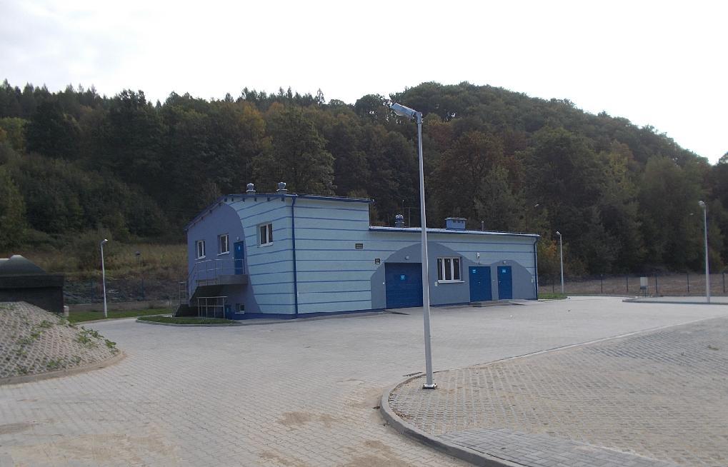 dostarczono agregat prądotwórczy. Wykonano instalacje wod-kan w budynku. Uruchomiono docelową pompownię wody surowej.