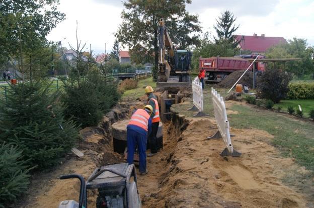 K 16 BUDOWA KANALIZACJI SANITARNEJ W PIESZYCACH Wartość inwestycji: 5 962 226,23 zł W ramach zadania wykonano 7,16 km sieci kanalizacji sanitarnej