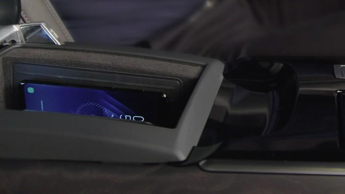 Wyposażenie dodatkowe (4/5) Audi smartphone interface Wsparcie LTE dla Audi phone box Audi connect - licencja na 3 miesiące Audi phone box Audi parking system plus (przód i tył)