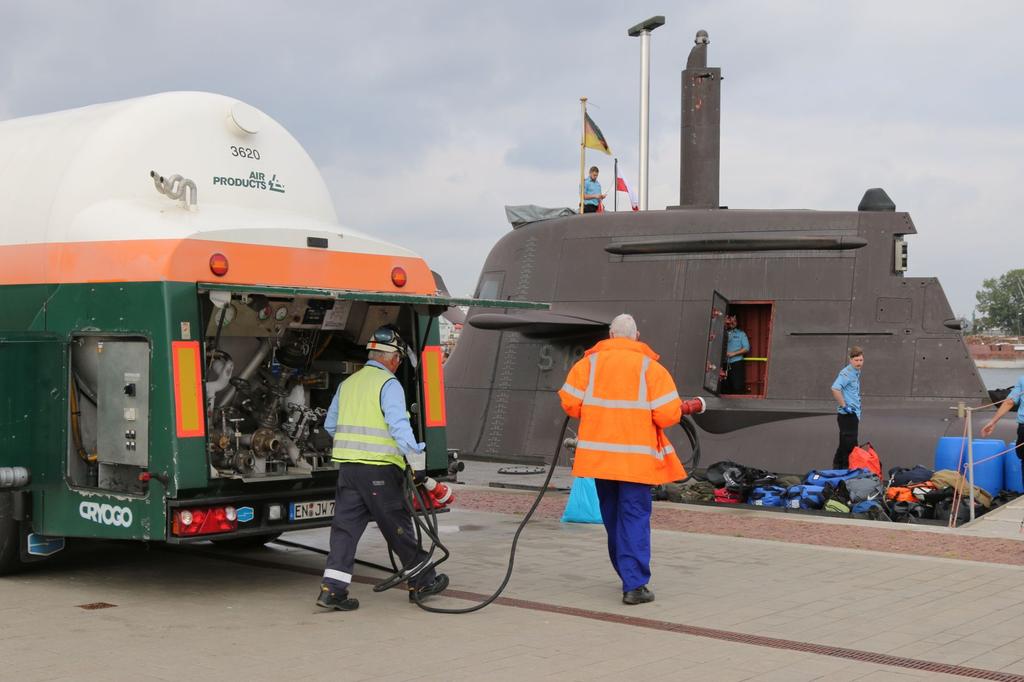 Ładowanie zbiorników napędu niezależnego od powietrza okrętu podwodnego U31 w porcie Gdynia. Na okręcie podniesiony maszt obserwacyjny oraz maszt z belkową anteną radaru nawigacyjnego. Fot.