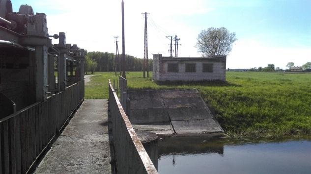 Próbki wód zostały pobrane z warstwy powierzchniowej 0-0,5 m przy zastosowaniu zlewki kątowej. Próbki w zależności od lokalizacji punktu pomiarowo-kontrolnego były pobierane z mostu lub brzegu.