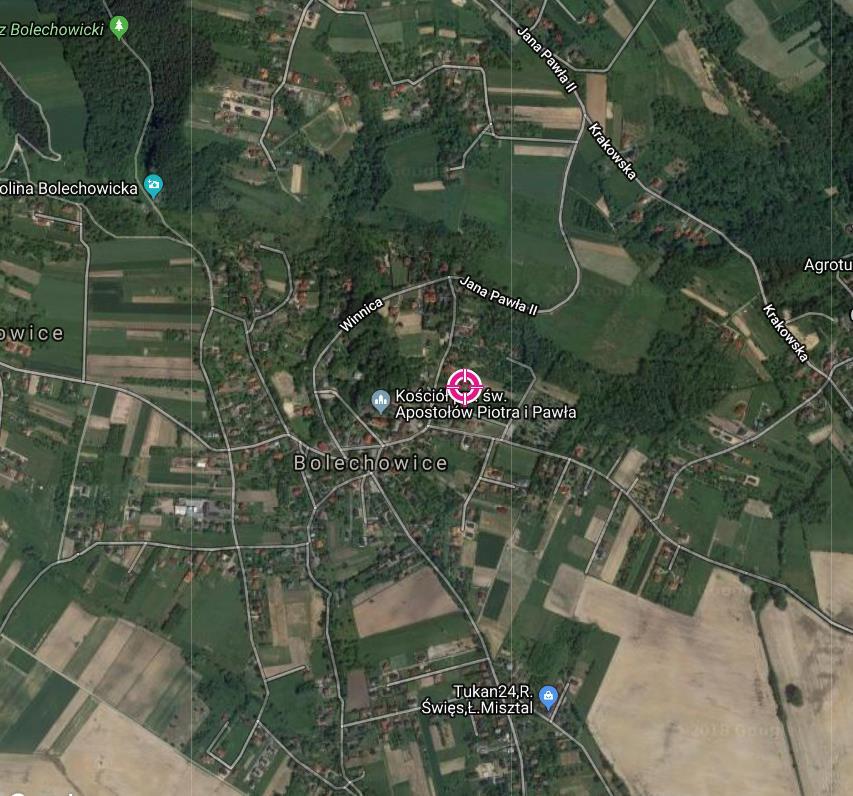 W bezpośrednim sąsiedztwie nieruchomości zróżnicowana zabudowa mieszkaniowa jednorodzinna i zagrodowa oraz tereny niezabudowane. Od strony wschodniej, w bliskim sąsiedztwie usytuowany cmentarz.