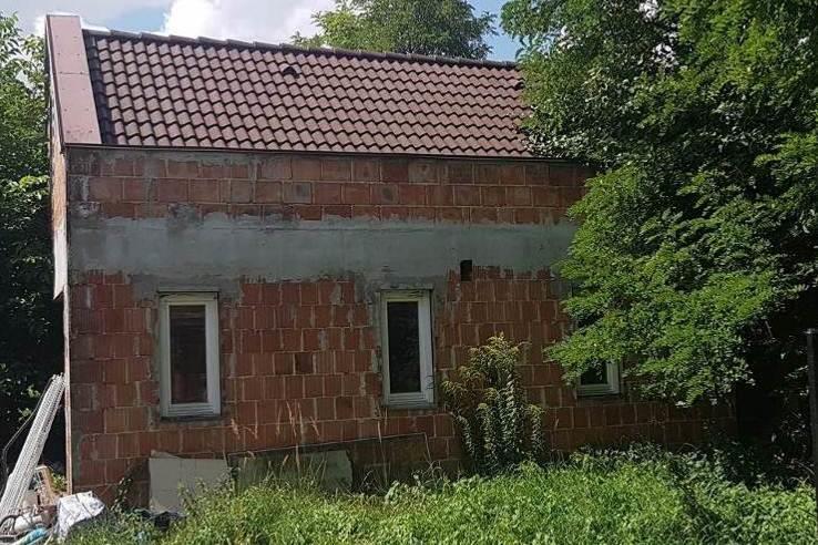 Budynek garażowy obejmuje garaż oraz pomieszczenie gospodarcze o łącznej powierzchni 49,61m2.