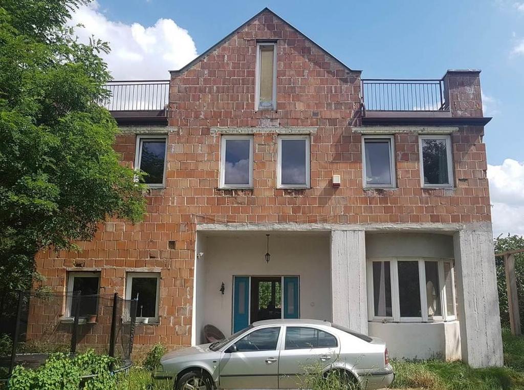 OPIS BUDYNKU MIESZKALNEGO CHARAKTERYSTYKA: Budynek mieszkalny jednorodzinny w zabudowie wolnostojącej obejmujący parter, piętro oraz poddasze użytkowe.