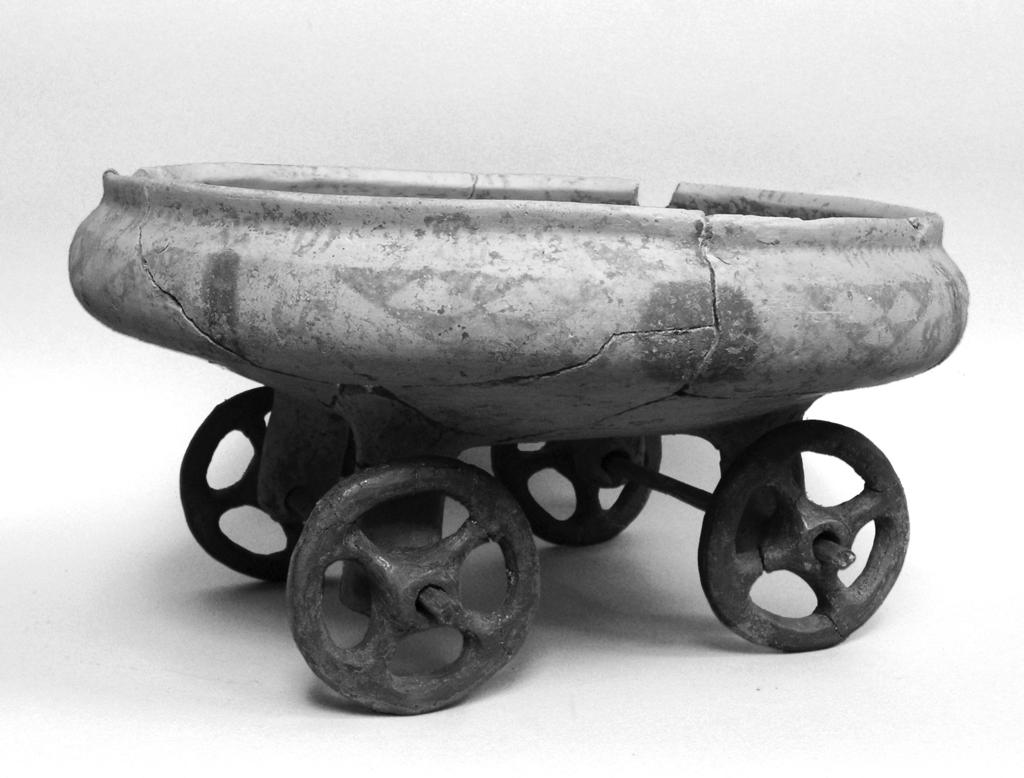 Bogusław Gediga / Ślady cywilizacji śródziemnomorskiej nad Odrą il. 6 Domasław, pow. Wrocław, czterokołowy wózek ceramiczny z grobu (nr obiektu 4270). Fot. I.