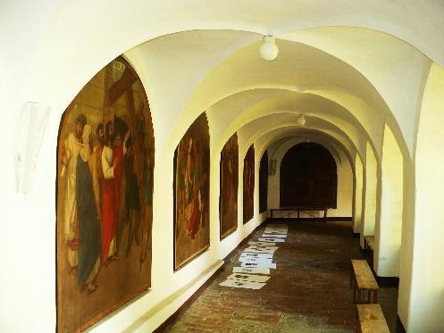 dziedzińcem.