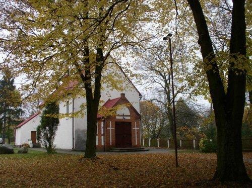 4. Niedaleko od Rezerwatu Cisów znajduje się mały, murowany kościółek pw. Świętego Rocha w Rykowisku (gmina Błądzim).