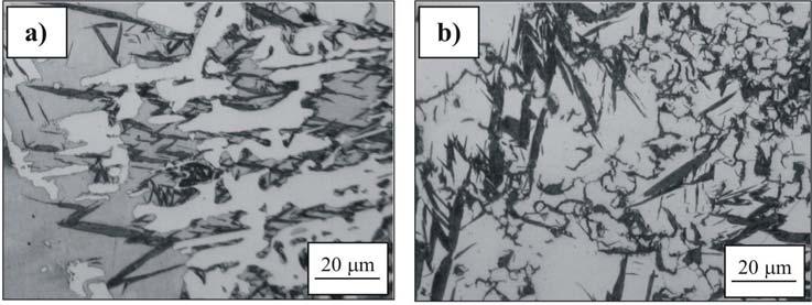 a) odlew kokilowy, b) odlew grubościenny (25 mm). Traw. Mi1Fe Fig. 6. Austenitic-bainitic structure of GJ-X330MnNiCu4-2-2 cast iron. Ek Ni =13% (4). a) chill casting, thick-walled casting (25 mm).