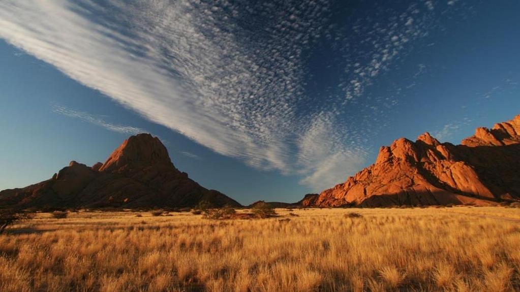 Dzień 6 14-10-2019 Czas Podróży: 6h Dystans: Swakopmund 330km Spitzkoppe 260km Damaraland Poranek możemy przeznaczyć na spacer po Swakopmund, mieście założonym przez niemieckich kolonistów jeszcze w