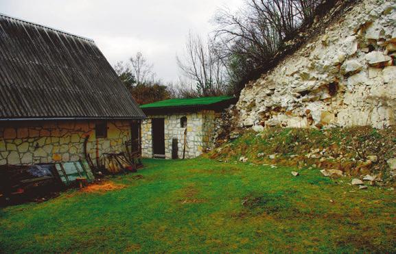 Fot. 8. Przykład wykorzystania opok w budownictwie lokalnym okolice Kazimierza Dolnego Fot. 8. Opoka as a traditional building stone an example from vicinity of Kazimierz Dolny Fot. 9.