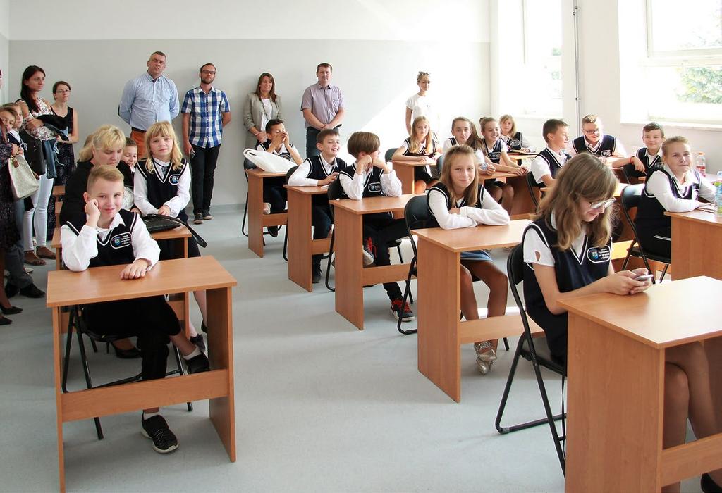 6 Samorząd biuletyn samorządowy sierpień-wrzesień 2018 3 września dzieci zasiadły w nowoczesnych klasach Fot. K. Herncisz 1926 uczniów rozpoczęło 3 września rok szkolny w gminnych szkołach.