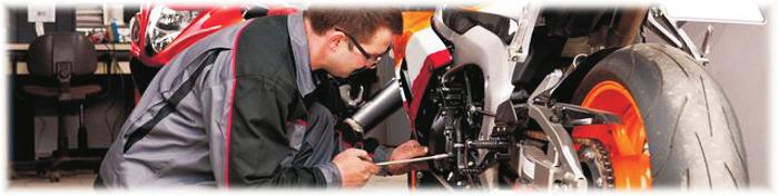 Mechanik motocyklowy Jest to nowy zawód poszukiwany na rynku pracy ze wzglêdu na brak kszta³cenia tego typu mechaników w poprzednich latach.