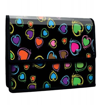KOLEKCJA HEARTS / HEARTS COLLECTION HEARTS Teczka Box na Gumkę z Nadrukiem A4 PP HEARTS Box Action Case on Elastic Band A4 PP wykonana z mocnego PP o grubości 0,50 mm grzbiet o grubości 25 mm klapki
