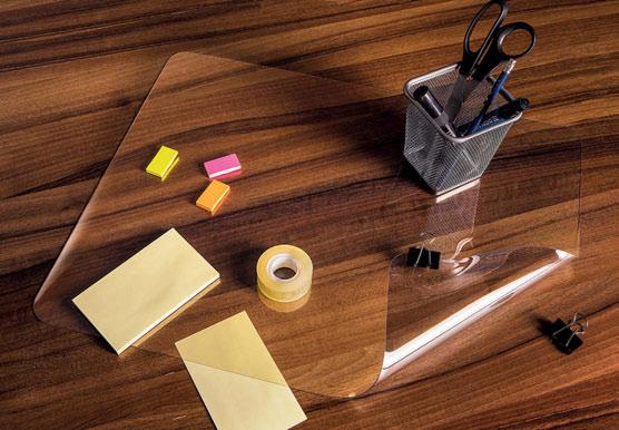 PODKŁADKI OCHRONNE NA BIURKO / DESK PADS Podkładka na Biurko Wysokoprzezroczysta Desk Pad, Super Clear wykonana z grubego wysokoprzezroczystego winylu posiada właściwości antypoślizgowe zaokrąglone