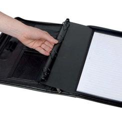 TECZKI / FOLDERS Teczka Genewa Folder Geneva szyta z ekoskóry szerokość grzbietu 50 mm Lewa strona kieszeń przestrzenną kieszeń zamykaną na suwak 6 kieszonek na wizytówki kieszeń z okienkiem 2