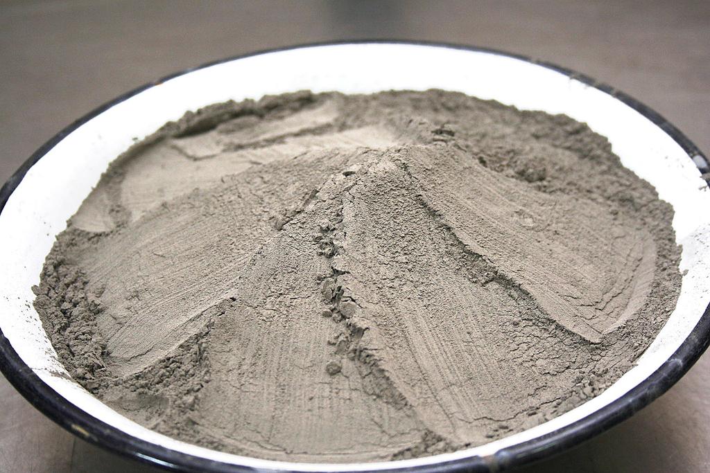 Rys. 1. Popiół lotny użyty do badań Fig. 1. Fly ash used in the tests i Al 2 O 3, a z węgla brunatnego na ogół bogatsze w CaO.