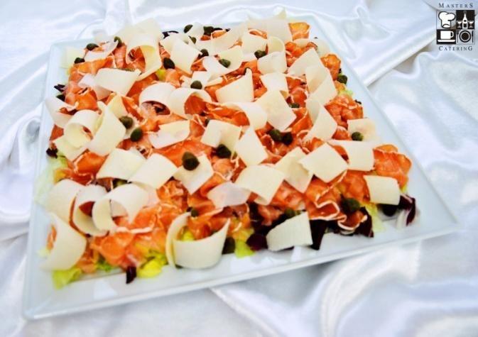 Carpaccio z wędzonego łososia z kaparami i Grana Padano 500 g 94 zł