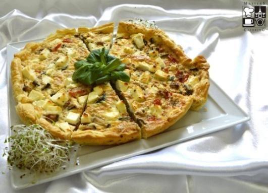 Tarta na francuskim cieście 10 porcji 109 zł z cukinią, fetą i pomidorami