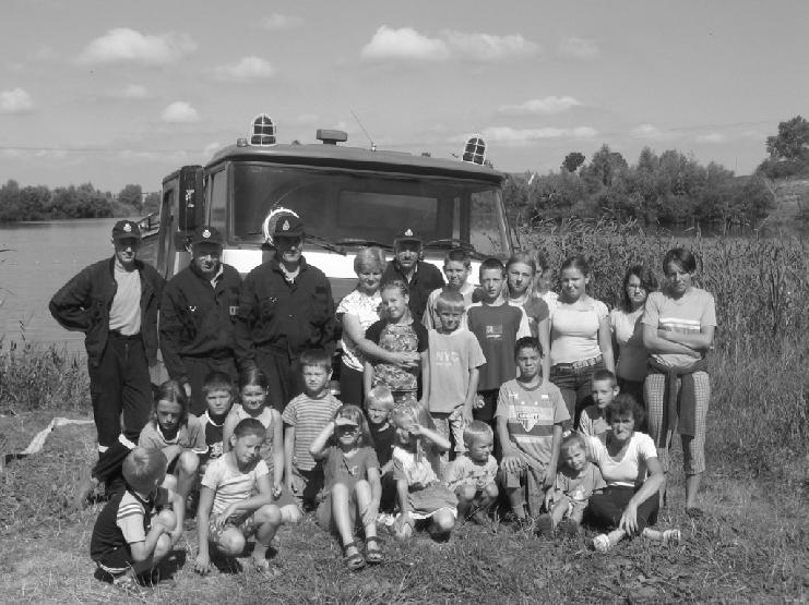 Strona 82 LIPIEC W ŒWIETLICY Lato to czas urlopów. Mimo to Œwietlica Œrodowiskowa w Pniewitem oferowa³a w lipcu, prócz codziennych zajêæ na miejscu, wiele dodatkowych atrakcji.