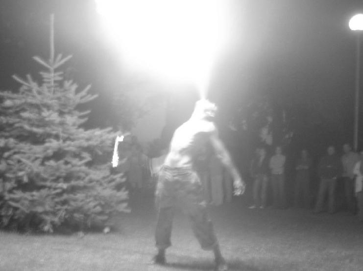 Strona 5 Pokaz Ognia (Fire Show) Warsztaty krêcenia pojkami odby³y siê w weekend 15/16 lipca.