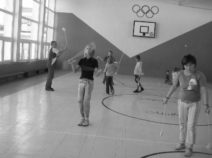 Warsztaty trwaj¹ce 2 dni, prowadzi³a grupa wolontariuszy z Torunia. W zajêciach odbywaj¹cych siê w Szkole Podstawowej uczestniczy³y dzieci i m³odzie z Lisewa oraz Drzonowa.