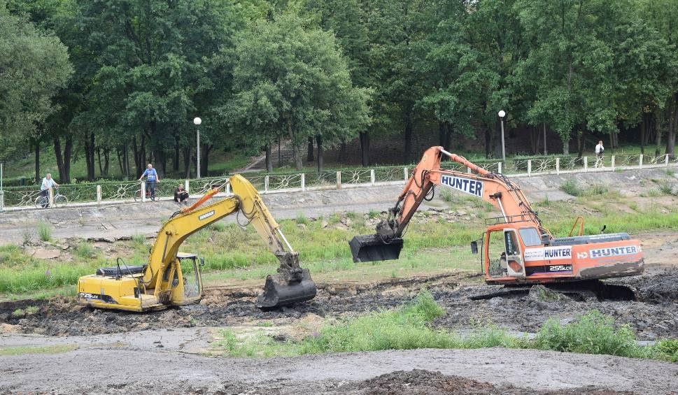 Akcja odłowu ginących ryb spod tamy remontowanego zbiornika Zbiornik w Suchedniowie doczekał się remontu. Z początkiem sierpnia rozpoczęto pierwszy etap prac związany z odmuleniem zalewu.