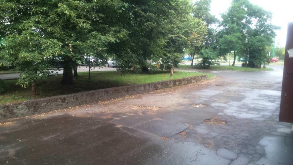 Dalej wzdłuż linii kamiennej podmurówki granica dochodzi do ulicy Grunwaldzkiej, z przerwą na wjazd.