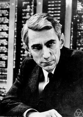 Historia informatyki 16 1938-1938 Claude Shannon (MIT) zasugerował zastosowanie algebry Boole'a do rozwiązywania problemów projektowania układów przekaźnikowych.