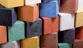 t e c h n o l o g i e Barwienie betonu techniczne aspekty stosowania pigmentów Każdy pigment służący do barwienia betonu musi wykazywać wysoką odporność na silnie alkaliczne środowisko oraz odporność