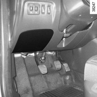BEZPIECZNIKI (1/5) 1 B A Bezpieczniki w kabinie A W przypadku awarii któregokolwiek urządzenia elektrycznego, należy sprawdzić bezpieczniki. Odpiąć klapkę A.