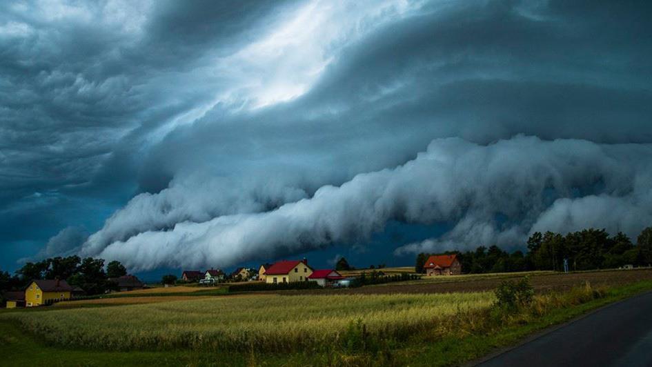 Turbulencja orograficzna Turbulencja orograficzna powstaje przy przepływie mas