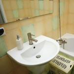 Zobacz także: Niedrogi remont łazienki: metamorfoza łazienki w weekend Domowy salon kąpielowy jest marzeniem wielu z nas przestronna, zalana światłem i luksusowo wyposażona łazienka.
