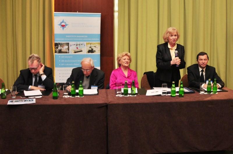 Kolejnym punktem konferencji była dyskusja panelowa, moderowana przez redaktora Krzyszto fa Michalskiego, w której udział wzięli minister Maria Orłowska oraz członkowie Prezydium RGIB: prof.