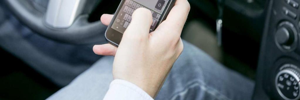 7861-2122 Coraz większy problem: dekoncentracja spowodowana przez obsługę smartfona Dekoncentracja za kierownicą: Kontrowersyjna opinia: obsługa smartfona nawet bardziej niebezpieczna niż alkohol