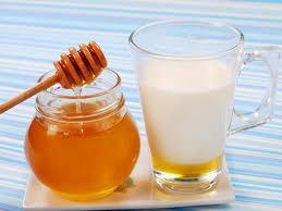 Miód i mleko Ten napój to jedna ze smaczniejszych metod walki z przeziębieniem. Skąd bierze się jej skuteczność?