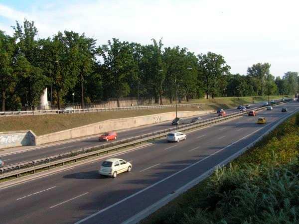 Fot. 2 Zieleń przydrożna w sąsiedztwie węzła Powązkowska, w głębi cmentarz (źródło: wizja w