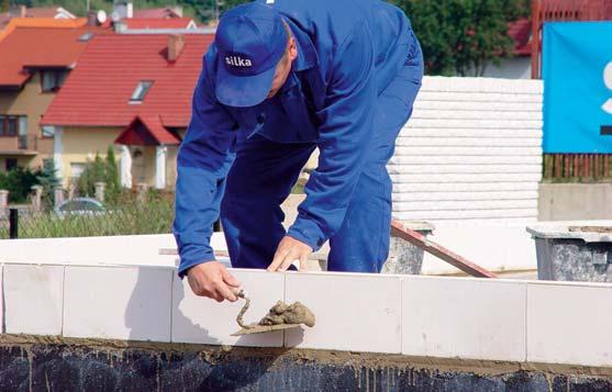 Ponadto je li jest ona murowana na puste (niewype niane zapraw ) spoiny pionowe, tynki musz by wykonane bardzo starannie i lepiej zdecydowa si na na o enie grubych, tradycyjnych tynków