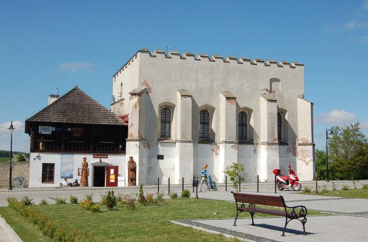 Fotografia 1 Budynek dawnej synagogi obecnie siedziba Gminnego Ośrodka Kultury Źródło: Urząd Gminy Szydłów Fotografia 2