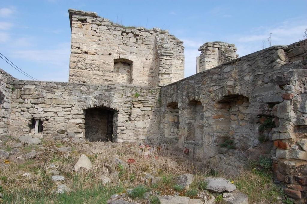 Fotografia 7 Zespół ruin kościoła szpitalnego Świętego Ducha z ruinami szpitala Źródło: Urząd Gminy Szydłów Główną przestrzenią publiczną, wokół której występuje największe natężenie funkcji o
