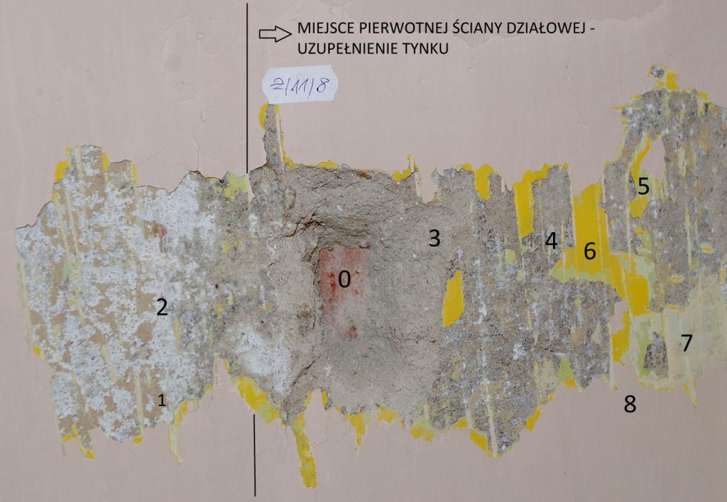 Pokój I - ściana prosta. Odkrywka Ż/11/8 Okrywka pokazuje, miejsce gdzie pierwotnie stała ściana działowa z Pokojem II. Ścianę przesunięto w celu powiększenia Pokoju I o ok. 0,5 m.