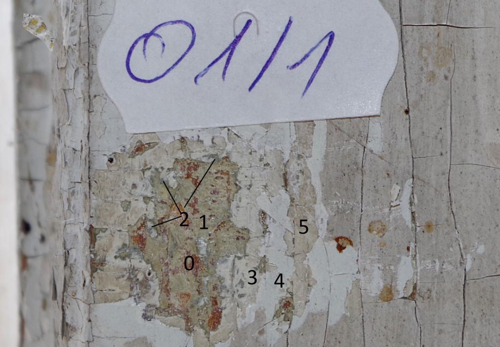Odkrywka O1/1 Okrywka pokazuje, że na drewnie sosnowym (0), widoczna jest warstwa pierwotna w