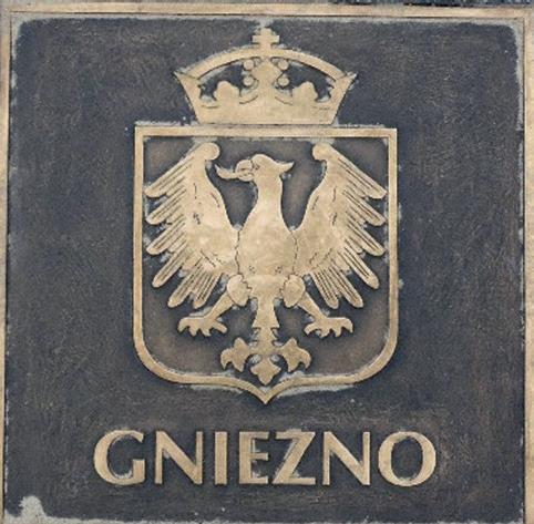 Jeden z najstarszych ośrodków grodowych wzniesionym ok. 865 r., jest Giecz, który typuje się na siedzibę rodową pierwszych Piastów.