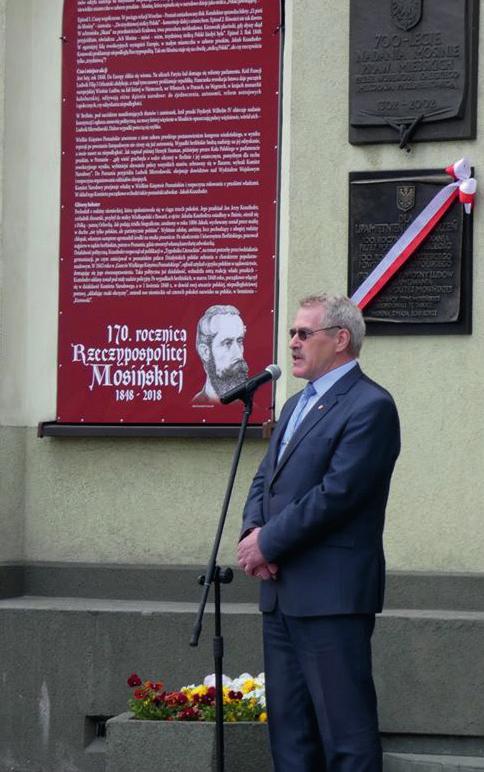 Podczas uroczystości z udziałem mieszkańców, przedstawicieli lokalnych środowisk i gości, Burmistrz Gminy Mosina Jerzy Ryś i Przewodnicząca Rady Miejskiej w Mosinie Małgorzata Kaptur odsłonili w