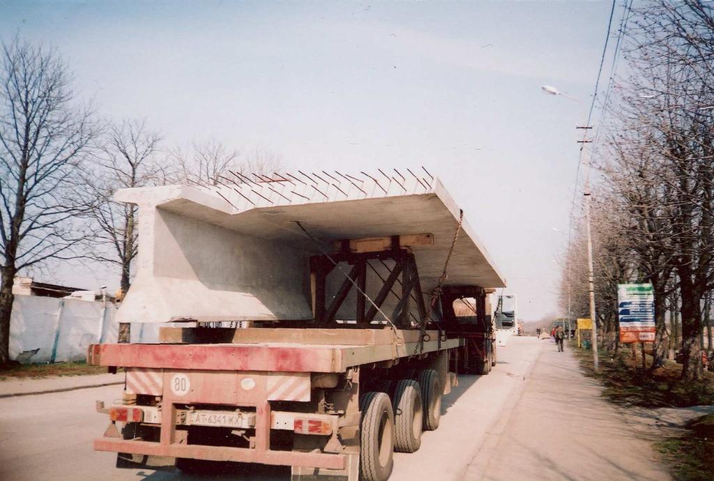 Konstrukcje Ŝelbetowe 985 а) b) Rys. 3.