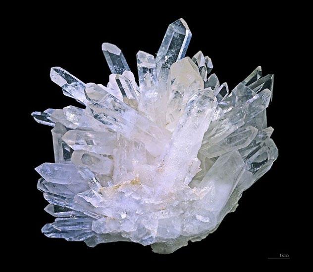 diament, kryształ górski i topaz; półprzezroczyste są nimi minerały zabarwione (wzrost intensywności zabarwienia oraz wielkości