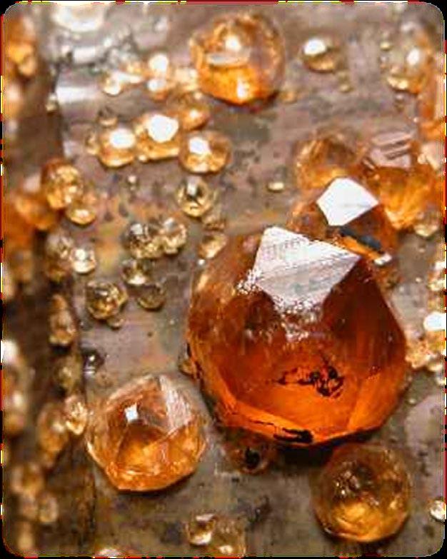 minerałami. POKRÓJ MINERAŁÓW, to inaczej kształt zbliżony do postaci idealnych kryształów.