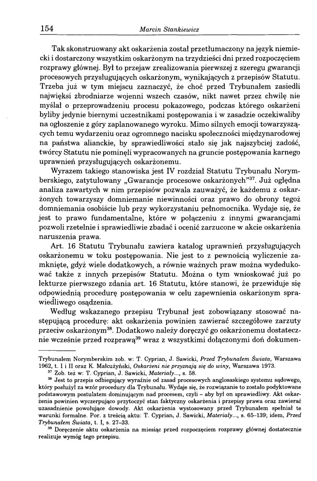 154 Marcin Stankiewicz Tak skonstruowany akt oskarżenia został przetłumaczony na język niemiecki i dostarczony wszystkim oskarżonym na trzydzieści dni przed rozpoczęciem rozprawy głównej.