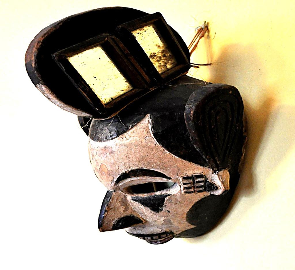 Igbo, maska taneczna używana w ceremoniach pogrzebowych przy świetle ognisk i