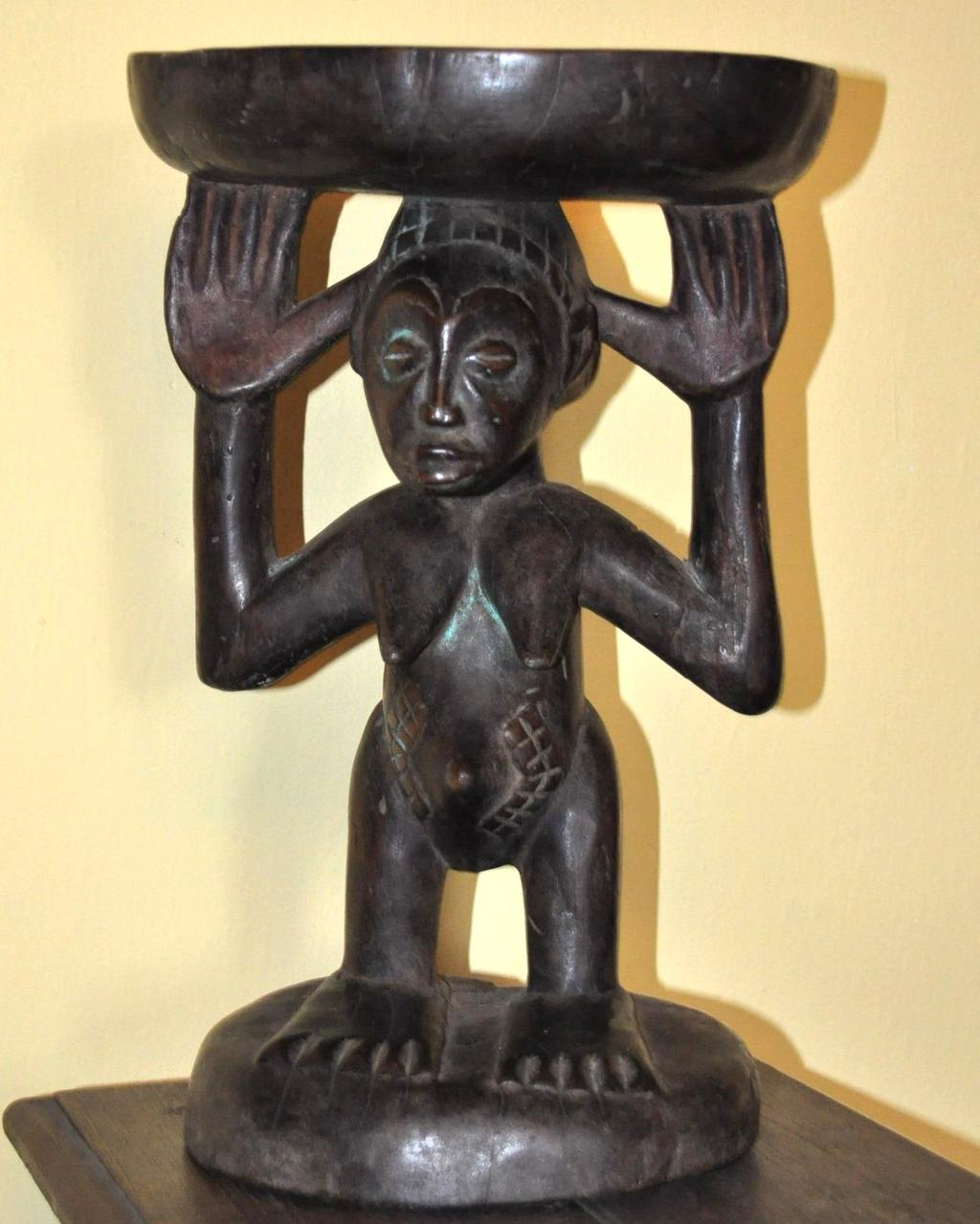 KONGO Baluba typowa rzeźba tego plemienia z charakterystycznym wzorem na brzuchu w okolicy pępka. Sztuka Balubów to arcydzieła plastyczne nie tylko w skali Konga, ale i całej Afryki.